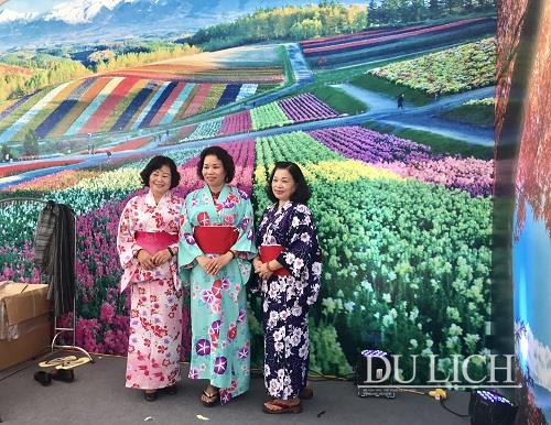 Du khách trải nghiệm mặc và chụp ảnh với trang phục truyền thống Yukata của Nhật Bản
